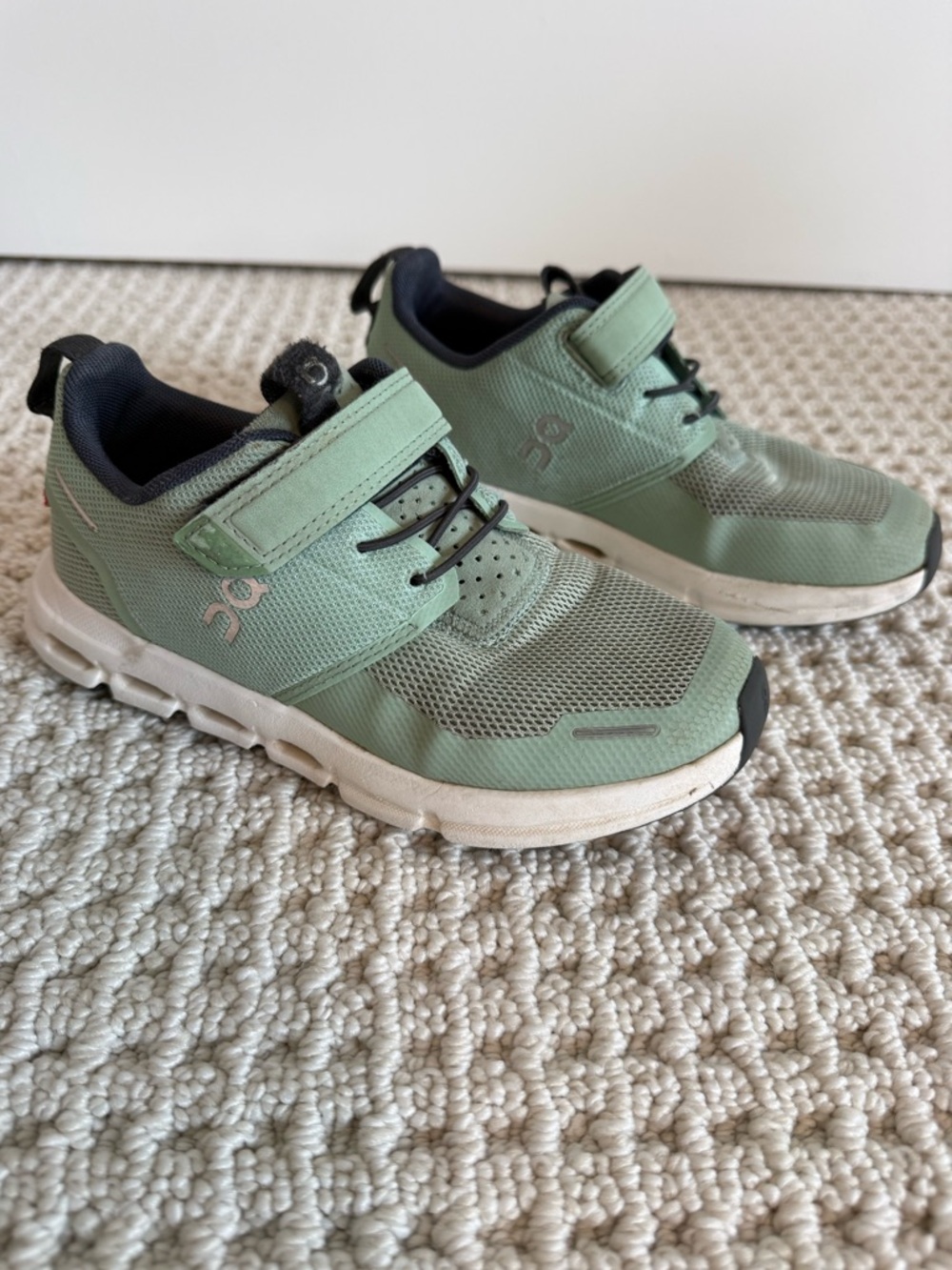 On Running Cloud Play Sneakers Shoes Size 13.5 in Sage and White
